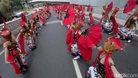 Ada sekitar 700 penari dikerahkan dalam pentas tari di ata flyover susun Semanggi, Jakarta.