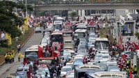 Massa pendukung pasangan capres-cawapres 01 Joko Widodo-Maruf Amin menggelar konvoi ke Gelora Bung Karno (GBK), Jakarta, Sabtu (13/4/2019).