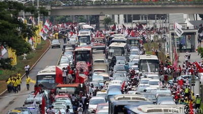 Gaspol Konvoi Massa Pro Jokowi-Maruf Padati Jalan Sudirman