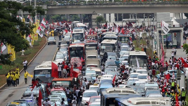 Gaspol Konvoi Massa Pro Jokowi-Maruf Padati Jalan Sudirman