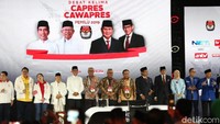 Debat terakhir Pilpres 2019 ini pun ditutup dengan momen foto bersama masing-masing pendukung.