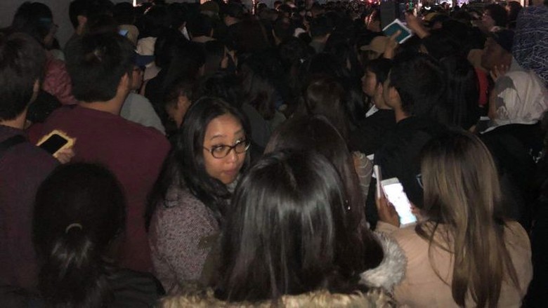 WNI di Australia Masih Antre untuk Nyoblos Hingga Malam Hari WNI di Australia Masih Antre untuk Nyoblos Hingga Malam Hari