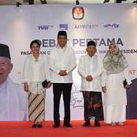 Sementara sebelumnya saat debat capres perdana pada 17 Januari 2019, Iriana memilih bergaya etnik nasionalis dengan mengenakan kebaya dan kain batik. Foto: Dok. ANTARA FOTO/Aprillio Akbar