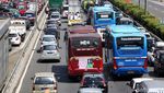 Bus Pendukung Jokowi-Maruf Amin Padati Tol Dalam Kota