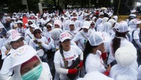 Ada pula pendukung Jokowi-Maruf Amin yang kompak mengenakan pakaian serba putih dalam konvoi tersebut.