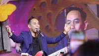 Pongki Barata The Dangerous Band meminta semua penonton bernyanyi. Foto: Rifkianto Nugroho