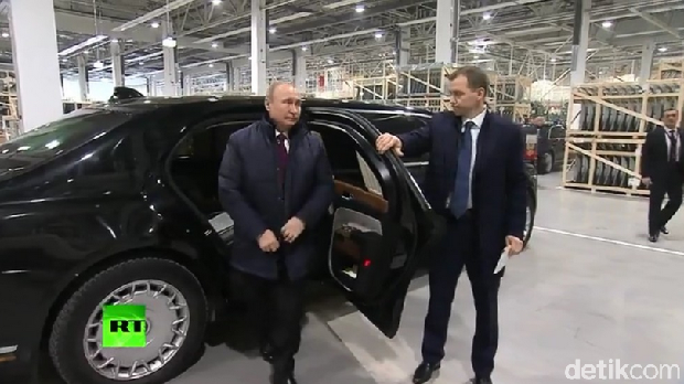 Mobil kepresidenan Vladimir Putin juga buatan Rusia