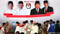 Debat yang digelar di Hotel Sultan, Jakarta, itu mengangkat tema mengenai ekonomi dan kesejahteraan sosial, keuangan, dan investasi, serta perdagangan dan industri.