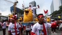 Para pendukung Jokowi-Maruf Amin konvoi ke Gelora Bung Karno (GBK) mengikuti kampanye akbar bertajuk Konser Putih Bersatu. Mereka bergerak dari arah Bundaran HI-Sudirman-Senayan.