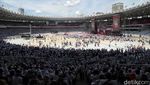 Potret Pendukung Jokowi Jelang Konser Putih Bersatu di Dalam Stadion GBK
