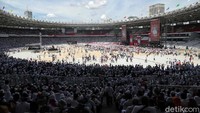 Massa pendukung Jokowi-Maruf Amin hadir untuk memeriahkan Konser Putih Bersatu yang digagas oleh relawan pasangan capres nomor 01 tersebut.