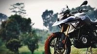 Model ini juga dilengkapi standar tengah (center stand) untuk menambah keselamatan motor saat parkir. Foto: BMW