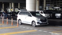 Di Kuala Lumpur International Airport, Avanza terlihat berseliweran. Tapi memang tidak begitu banyak seperti mobil Proton atau Perodua.