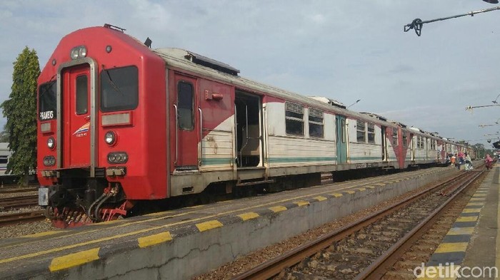 Tiket KA Prameks gratis, warga berjubel di Stasiun Kutoarjo, Sabtu (13/4/2019).