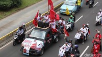 Penampakan massa pendukung Jokowi-Maruf Amin menggelar konvoi menuju GBK untuk menyaksikan Konser Putih Bersatu.