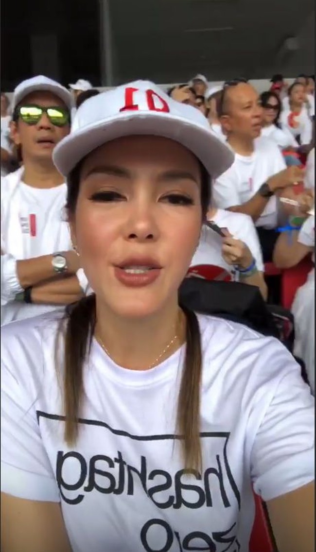 Cathy Sharon ikut meramaikan kampanye akbar Jokowi. Cathy tampil kasual dengan T-shirt dan topi putih. Foto: Dok. Instagram