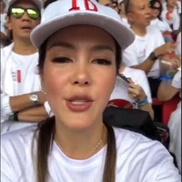 Cathy Sharon ikut meramaikan kampanye akbar Jokowi. Cathy tampil kasual dengan T-shirt dan topi putih. Foto: Dok. Instagram
