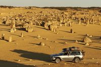 Mobil 4WD di Pinnacles (Tourism Western Australia)