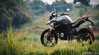 Motor juga ditambahi crash bar untuk melindungi body kendaraan saat melakukan berkendara off-road. Foto: BMW