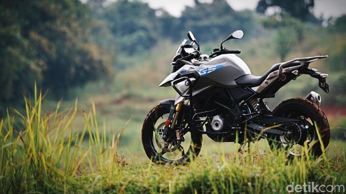 BMW melakukan penyegaran terhadap salah satu line-up model Adventure terlarisnya, yaitu G 310 GS Adventure. BMW G 310 GS Adventure dibekali aksesoris untuk menambah proteksi kendaraan seperti, engine guard untuk melindungi mesin dancrash bar untuk melindungi body kendaraan saat melakukan berkendara off-road.