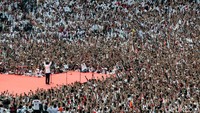 Momen Jokowi menyapa para pendukung yang hadir memenuhi Stadion Utama Gelora Bung Karno, Jakarta, dalam Konser Putih Bersatu.