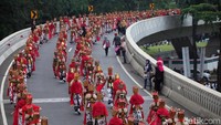 Penampilan 700 penari tersebut menjadi perhatian masyarakat yang melintas di daerah tersebut.