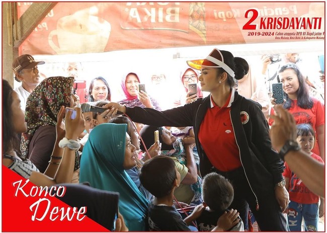 Krisdayanti memakai topi visor dari brand lokal Redme, untuk salah satu kunjungannya. Foto: Dok. Instagram @krisdayantilemos