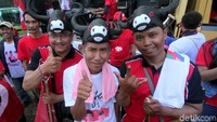 Ada pula pendukung yang mengenakan topi berhias banteng moncong putih saat berkumpul di Bundaran HI, Jakarta.