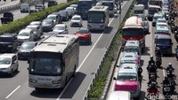 Tak hanya bus, sejumlah mobil dan angkutan umum lainnya nampak dihias dengan spanduk para pendukung yang akan menyaksikan Konser Putih Bersatu di Gelora Bung Karno, Jakarta.