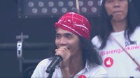 Kaka memimpin penampilan Slank yang membuat seisi GBK bergemuruh. Foto: Istimewa