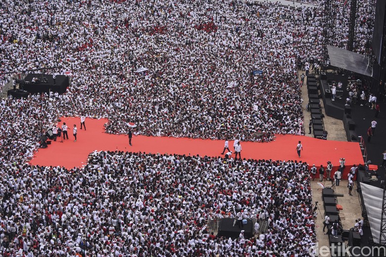 Buka Pidato di Konser Putih Bersatu, Jokowi: Angkat Jempolnya! Buka Pidato di Konser Putih Bersatu, Jokowi: Angkat Jempolnya!