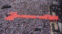 Relawan dan simpatisan pasangan capres-cawapres nomor urut 01 Joko Widodo-Maruf Amin menghadiri Konser Putih Bersatu di Stadion Utama Gelora Bung Karno, Jakarta.