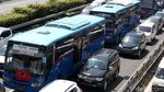 Bus Pendukung Jokowi-Maruf Amin Padati Tol Dalam Kota