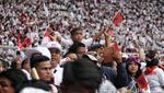Aksi Unik Pendukung Jokowi-Maruf Amin Jelang Konser Putih Bersatu
