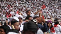 Pendukung Jokowi-Maruf Amin nampak mulai memenuhi Stadion Utama GBK untuk menyaksikan Konser Putih Bersatu.