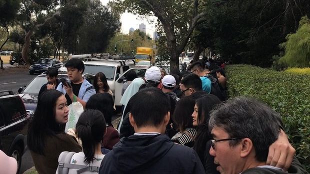 Antrean di depan KJRI Melbourne