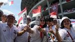 Potret Pendukung Jokowi Jelang Konser Putih Bersatu di Dalam Stadion GBK