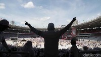 Massa pendukung pasangan capres-cawapres nomor urut 01 Joko Widodo (Jokowi)-Maruf Amin mulai memasuki Gelora Bung Karno, Jakarta, Sabtu (13/4/2019).