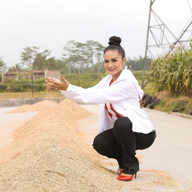 KD kembali mengenakan high heels merah ketika memakai jaket putih dan jeans hitam. Foto: Dok. Instagram @krisdayantilemos