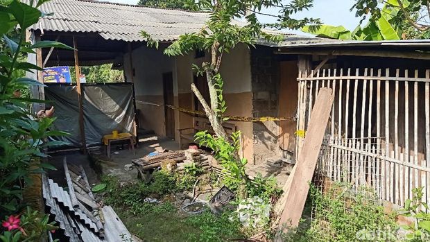 Bagian belakang warung kopi di Kediri/