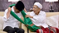 Sebelum datang ke Konser Putih Bersatu di GBK, capres petahana Joko Widodo sempat berbincang dengan KH Maimoen Zubair dan Maulana Al-Habib Muhammad Luthfi bin Ali bin Yahya. Jokowi pun mendapat hadiah dari 2 ulama karismatik NU itu. istimewa