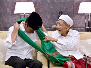 Jokowi Berbelasungkawa Mbah Moen Wafat: Kita Sangat Kehilangan