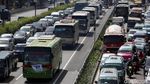 Bus Pendukung Jokowi-Maruf Amin Padati Tol Dalam Kota