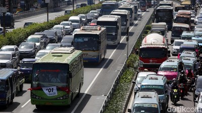 Bus Pendukung Jokowi-Maruf Amin Padati Tol Dalam Kota