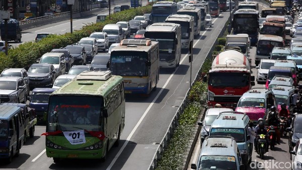 Bus Pendukung Jokowi-Maruf Amin Padati Tol Dalam Kota