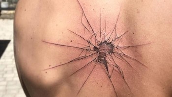 Ini tato lho, bukan retak beneran. Foto: Boredpanda