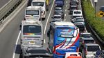 Bus Pendukung Jokowi-Maruf Amin Padati Tol Dalam Kota