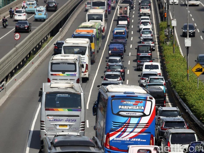 Tol Dalam Kota Jakarta dan JORR Macet Parah Tol Dalam Kota Jakarta dan JORR Macet Parah