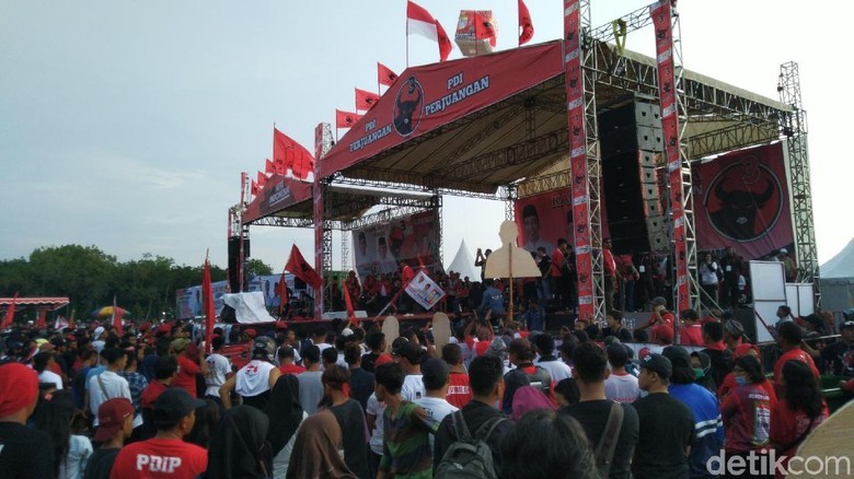 Kampanye Terakhir, Massa Pro Jokowi Dihibur NDX AKA di Semarang Kampanye Terakhir, Massa Pro Jokowi Dihibur NDX AKA di Semarang