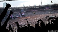 Massa pendukung pasangan capres-cawapres nomor urut 01 Joko Widodo-Maruf Amin nampak memenuhi Stadion Utama Gelora Bung Karno, dalam acara Konser Putih Bersatu, Jakarta, Sabtu (13/4/2019).